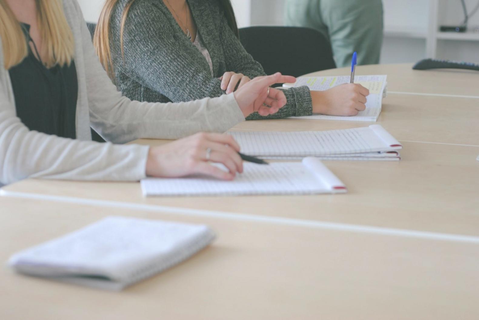 Espacio de trabajo organizado para gestión de presupuesto personal